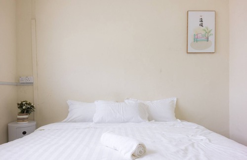 Tanjung Aru House | Budget Traveler/Sunset Beach/Airport/Landed House