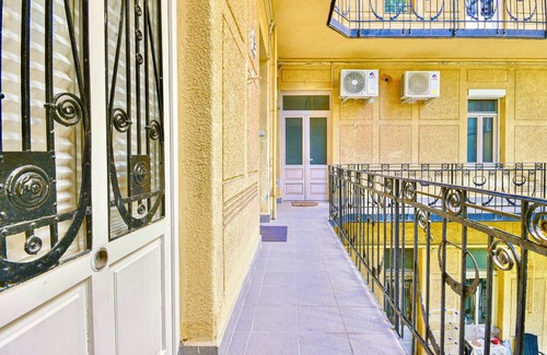 Budavar Apartment | Buda Garden Retreat. Modern Comfort and Tranquility by the Historic Sites.