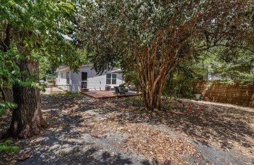 Govalle House | Buddy's East Austin Oasis + Sparkling Pool!