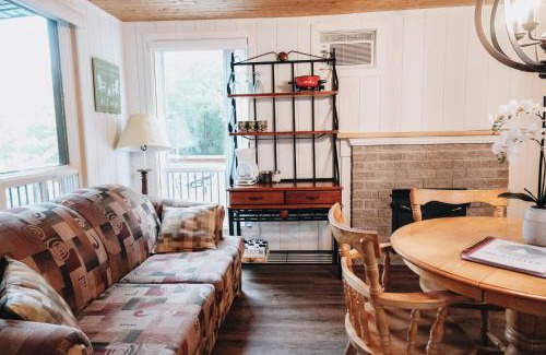 Frampton Ski Chalet | Buddy Shack - Chalet Miller Zoo