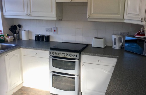 Clowne House | BUDGET ACCOMMODATION MINS FROM JUNCTION 30M1 FREE PARKING. Chesterfield