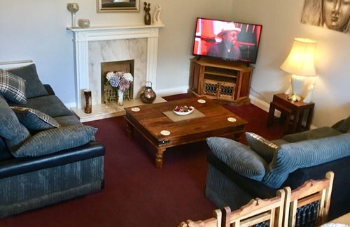 Clowne House | BUDGET ACCOMMODATION MINS FROM JUNCTION 30M1 FREE PARKING. Chesterfield
