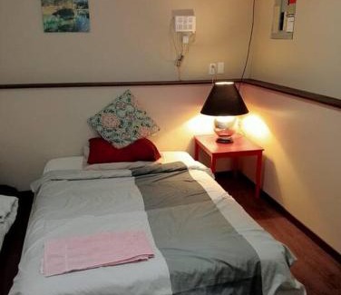 Cloverdale House | Budget Cozy Room in a Walkout Basement- Great Location in Surrey- Langley-10 Min C4