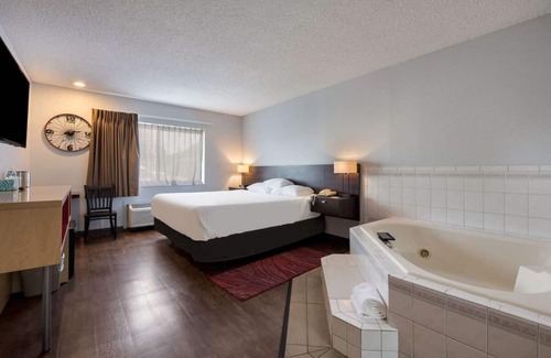 Ontario Hotel | Budget Deal at Ontario! Pool, Free Breakfast, Near Scotch Pines Golf Course