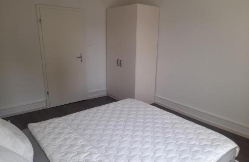 Wohlen Bed & Breakfast | Budget Double Bedroom - Wohlen AG Central