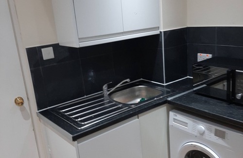 Thamesmead East Ski Chalet | Budget Ensuite Room in Thamesmead