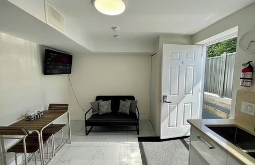 New Westminster House | Budget Friendly 2-Bed/1-Bath Side-Suite in New Westminster, great for long stay