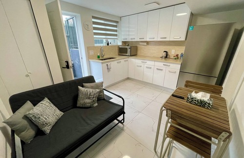 New Westminster House | Budget Friendly 2-Bed/1-Bath Side-Suite in New Westminster, great for long stay