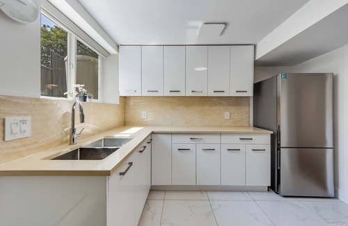 New Westminster House | Budget Friendly 2-Bed/1-Bath Side-Suite in New Westminster, great for long stay