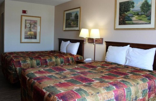 Mount Vernon House | Budget-Friendly Accommodations Near Riverbend Park! Free Breakfast & Parking