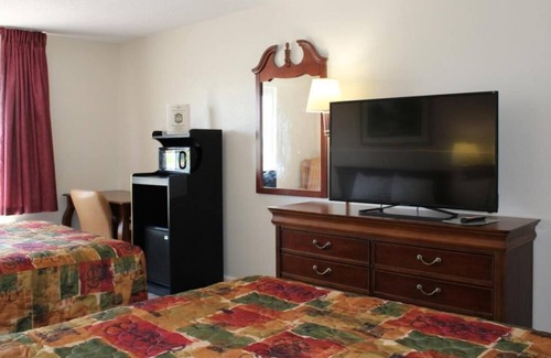Mount Vernon House | Budget-Friendly Accommodations Near Riverbend Park! Free Breakfast & Parking