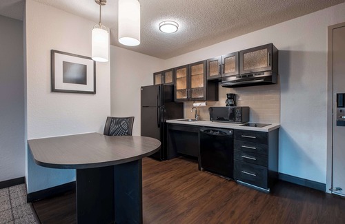 Fossil Creek Resort | Budget-friendly Accommodation, Short Drive to Dickies Arena! FREE Parking!