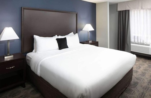 Sequim Hotel | Budget-friendly Accommodation! Onsite Pool, Free Parking & Breakfast!