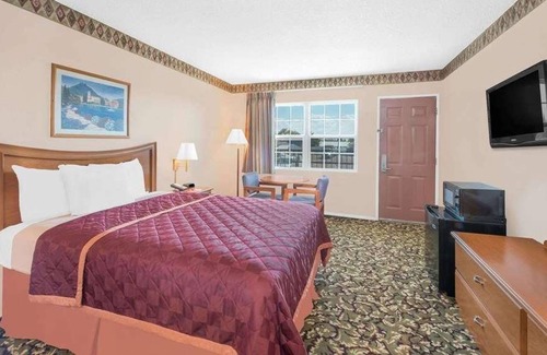 Pecos House | Budget-friendly Accommodation at Knights Inn Laura Lodge Pecos! BBQ, Onsite Pool!