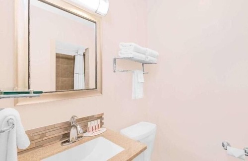 Pecos House | Budget-friendly Accommodation at Knights Inn Laura Lodge Pecos! BBQ, Onsite Pool!