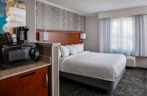 South Lowell Hotel | Budget-Friendly Bliss! 2 Posh Units, Close to New England Quilt Museum