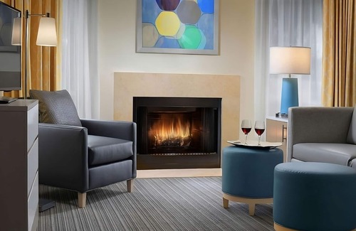 Newark Hotel | Budget-Friendly Getaway! 2 Modern Units, Pet-Friendly, with Free Breakfast
