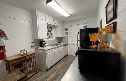 Mount Ida Apartment | Budget friendly queen studio with full kitchen, two queen beds and sleeper sofa by RedAwning