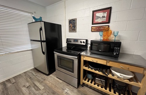 Mount Ida Apartment | Budget friendly queen studio with full kitchen, two queen beds and sleeper sofa by RedAwning