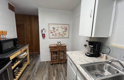 Mount Ida Apartment | Budget friendly queen studio with full kitchen, two queen beds and sleeper sofa by RedAwning