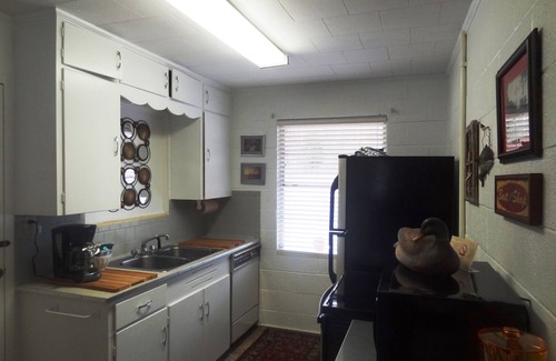 Mount Ida Apartment | Budget friendly queen studio with full kitchen, two queen beds and sleeper sofa by RedAwning