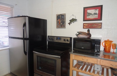 Mount Ida Apartment | Budget friendly queen studio with full kitchen, two queen beds and sleeper sofa by RedAwning