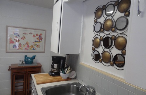 Mount Ida Apartment | Budget friendly queen studio with full kitchen, two queen beds and sleeper sofa by RedAwning