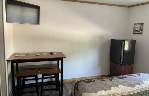 Deadwood Hotel | Budget Friendly Room 108 - Pet Friendly