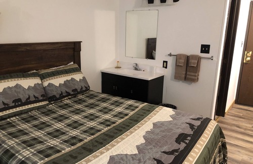 Deadwood Hotel | Budget Friendly Room 103 - No Pets