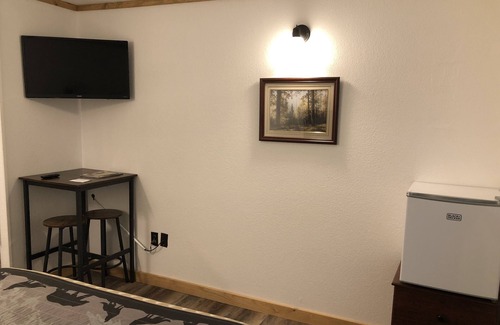 Deadwood Hotel | Budget Friendly Room 103 - No Pets