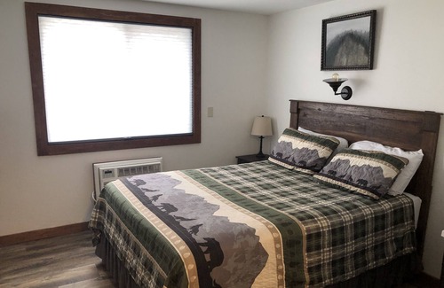 Deadwood Hotel | Budget Friendly Room 104 - No Pets