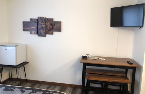 Deadwood Hotel | Budget Friendly Room 106 - No Pets