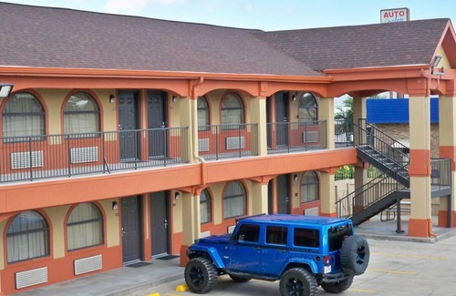 Beaumont House | Budget-Friendly Room Ideal for Families, w/ Laundry Facility, Breakfast & Parkin