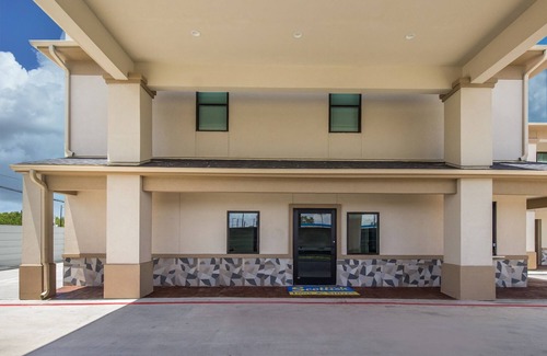 Hitchcock House | Budget-Friendly Room w/Kitchenette | Right off Highway 6, Near Galveston Beach