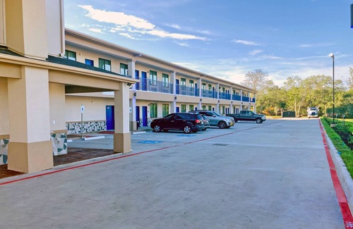 Hitchcock House | Budget-Friendly Room w/Kitchenette | Right off Highway 6, Near Galveston Beach