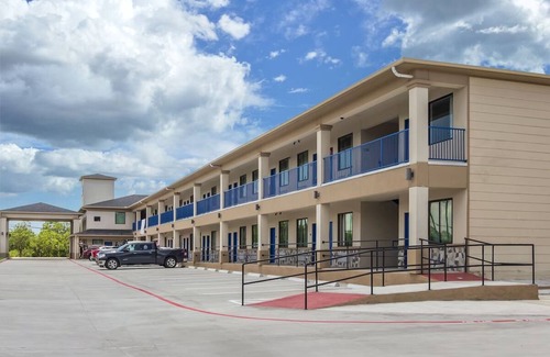 Hitchcock House | Budget-Friendly Room w/Kitchenette | Right off Highway 6, Near Galveston Beach
