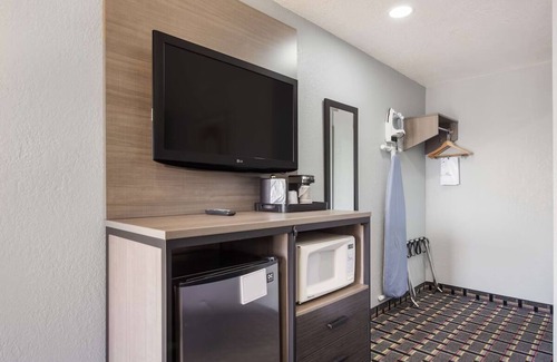 Salem Resort | Budget-Friendly Stay in Knights Inn & Suites Salem! Free Breakfast, Pets Allowed