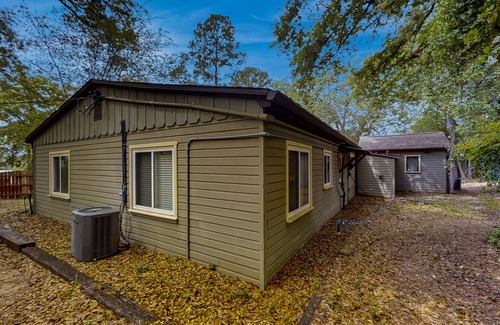 Tallahassee Apartment | Budget-friendly studio near downtown Tallahassee with washer/dryer, WiFi & AC