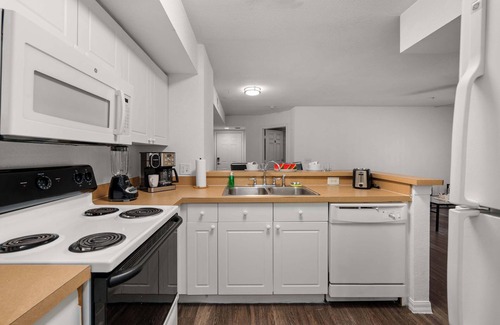 Temple Terrace Condo | Budget Friendly! 1 MI to USF, Free Pool & GYM