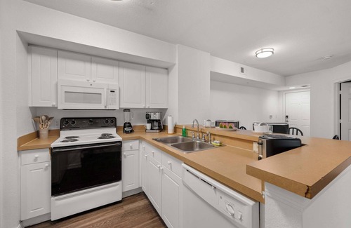 Temple Terrace Condo | Budget Friendly! 1 MI to USF, Free Pool & GYM