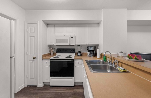 Temple Terrace Condo | Budget Friendly! 1 MI to USF, Free Pool & GYM