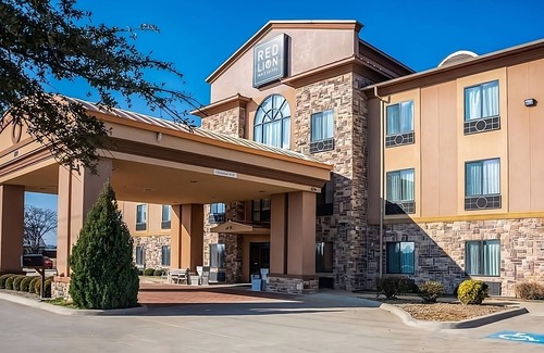 Mineral Wells Hotel | Budget Getaway at Red Lion Inn & Suites Mineral Wells! FREE Breakfast!