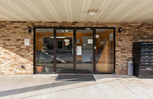 Orlinda Hotel | Budget Host Inn by Hotel O Portland near I-65