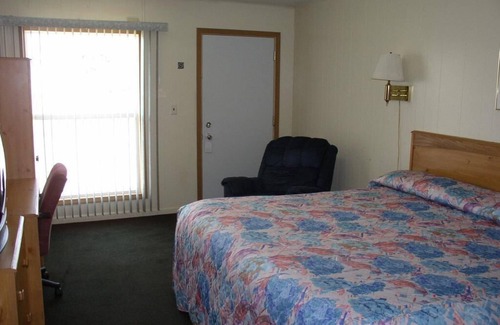 Fairmont Hotel | Budget Inn/1 King Bed-Non Smoking