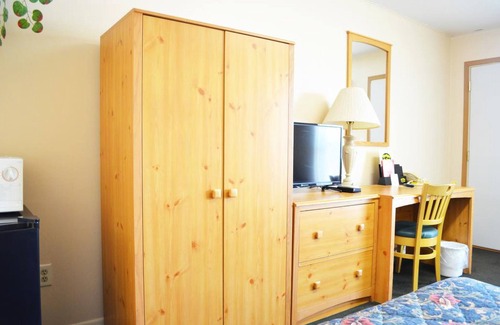 Fairmont Hotel | Budget Inn/1 King Bed-Non Smoking