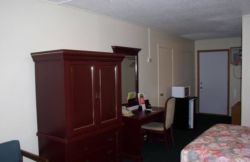Fairmont Hotel | Budget Inn/2 double beds non smoking