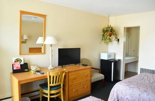 Fairmont Hotel | Budget Inn/2 Queen Bed Non-Smoking