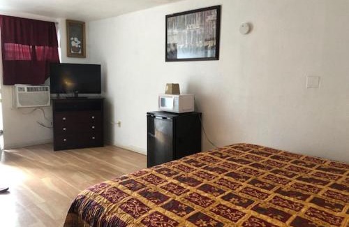 Freer Hotel | Budget Inn & Suites - Brand New Super-Comfortable Rooms & The Lowest Best Price plus HBO Max TV free!