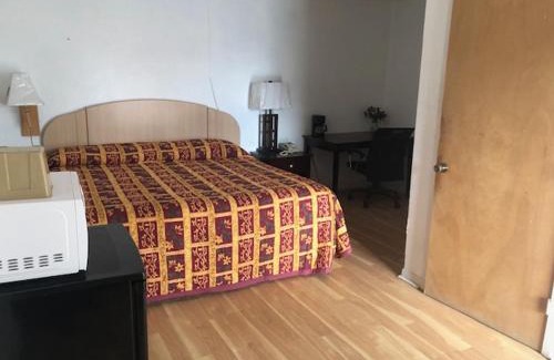 Freer Hotel | Budget Inn & Suites - Brand New Super-Comfortable Rooms & The Lowest Best Price plus HBO Max TV free!