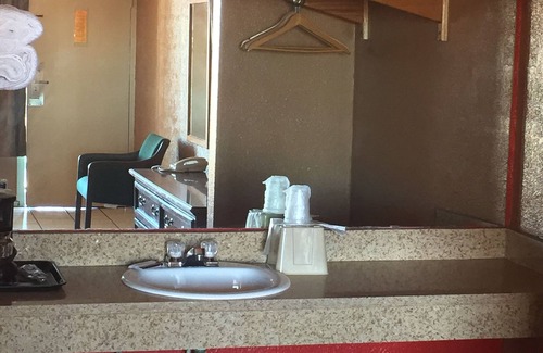 Georgian Acres Hotel | Budget Inn